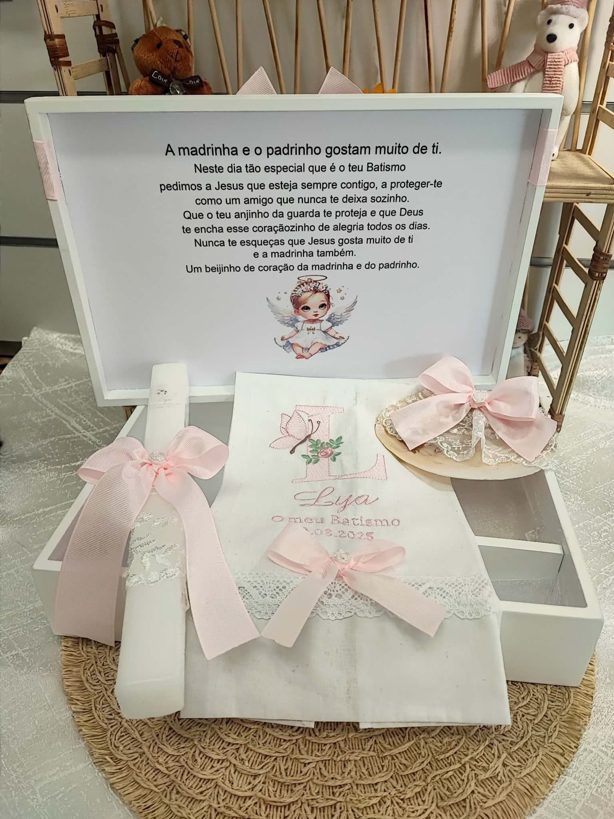 Caixa de batizado personalizada com vela e laços rosa