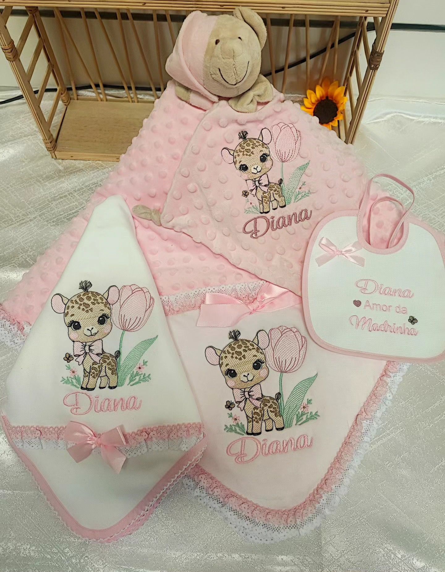 Peça bordada personalizada para bebé
