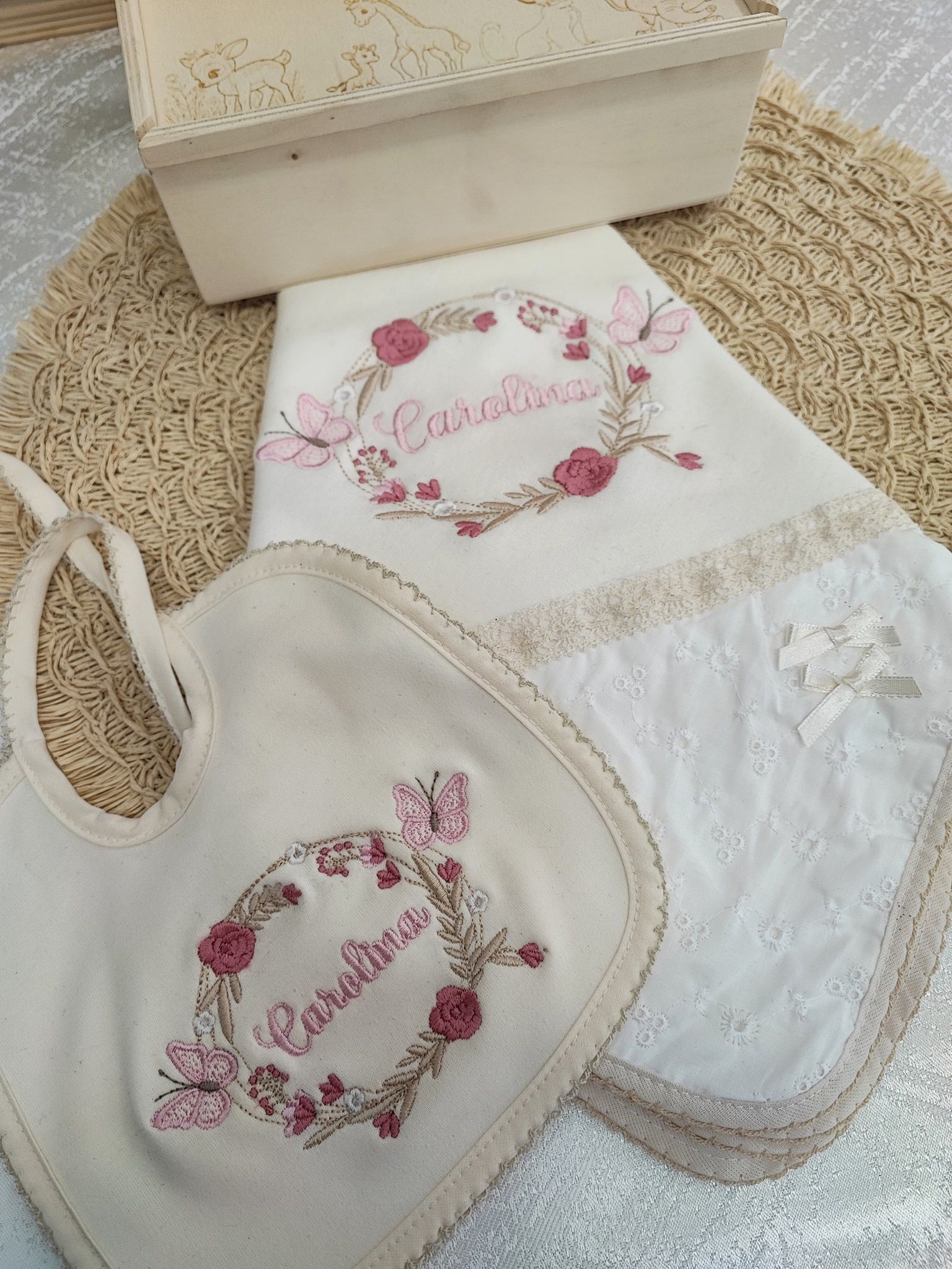 Peça bordada personalizada para bebé