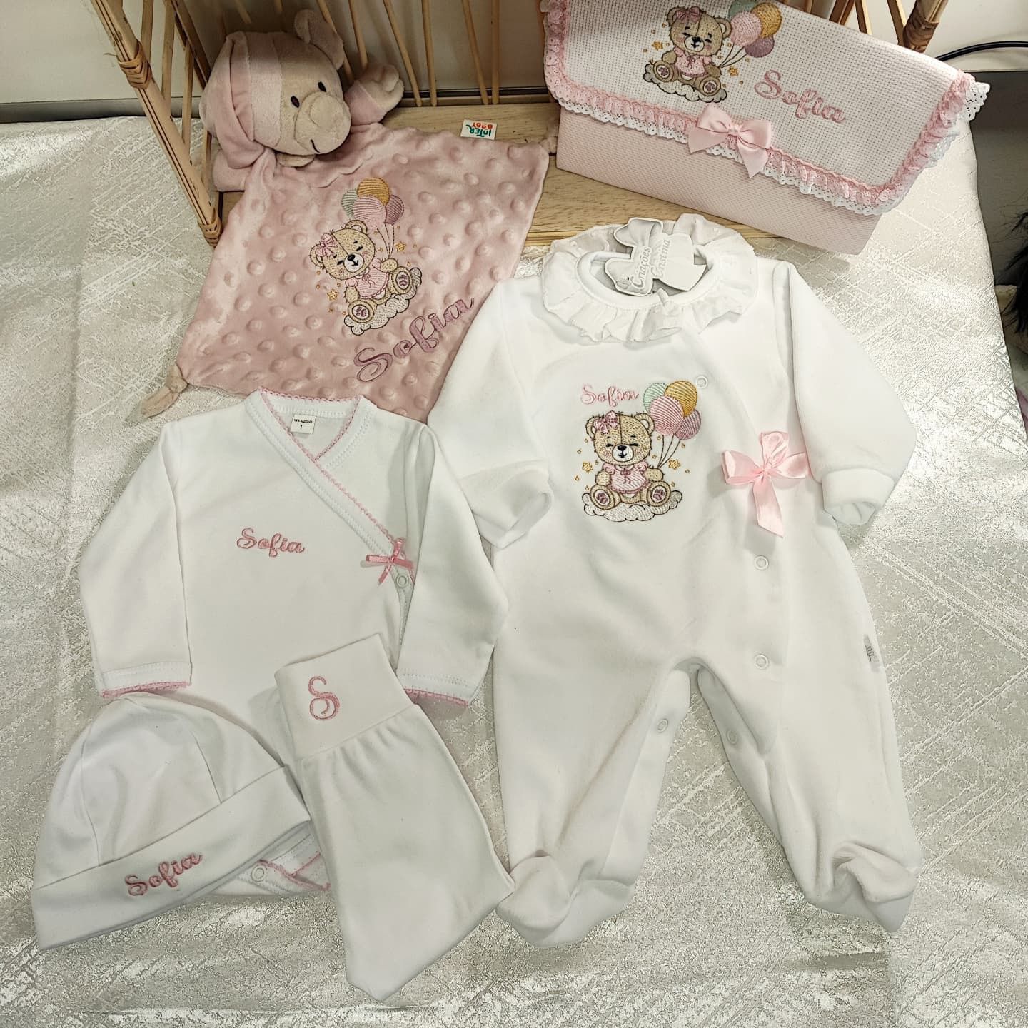 Peça bordada personalizada para bebé