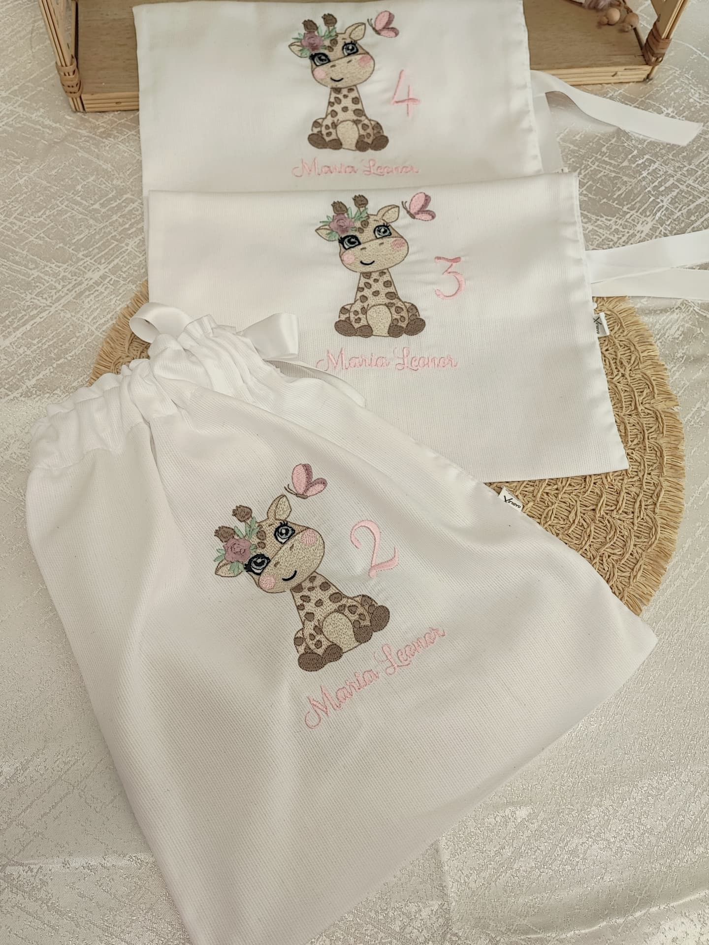 Peça bordada personalizada para bebé