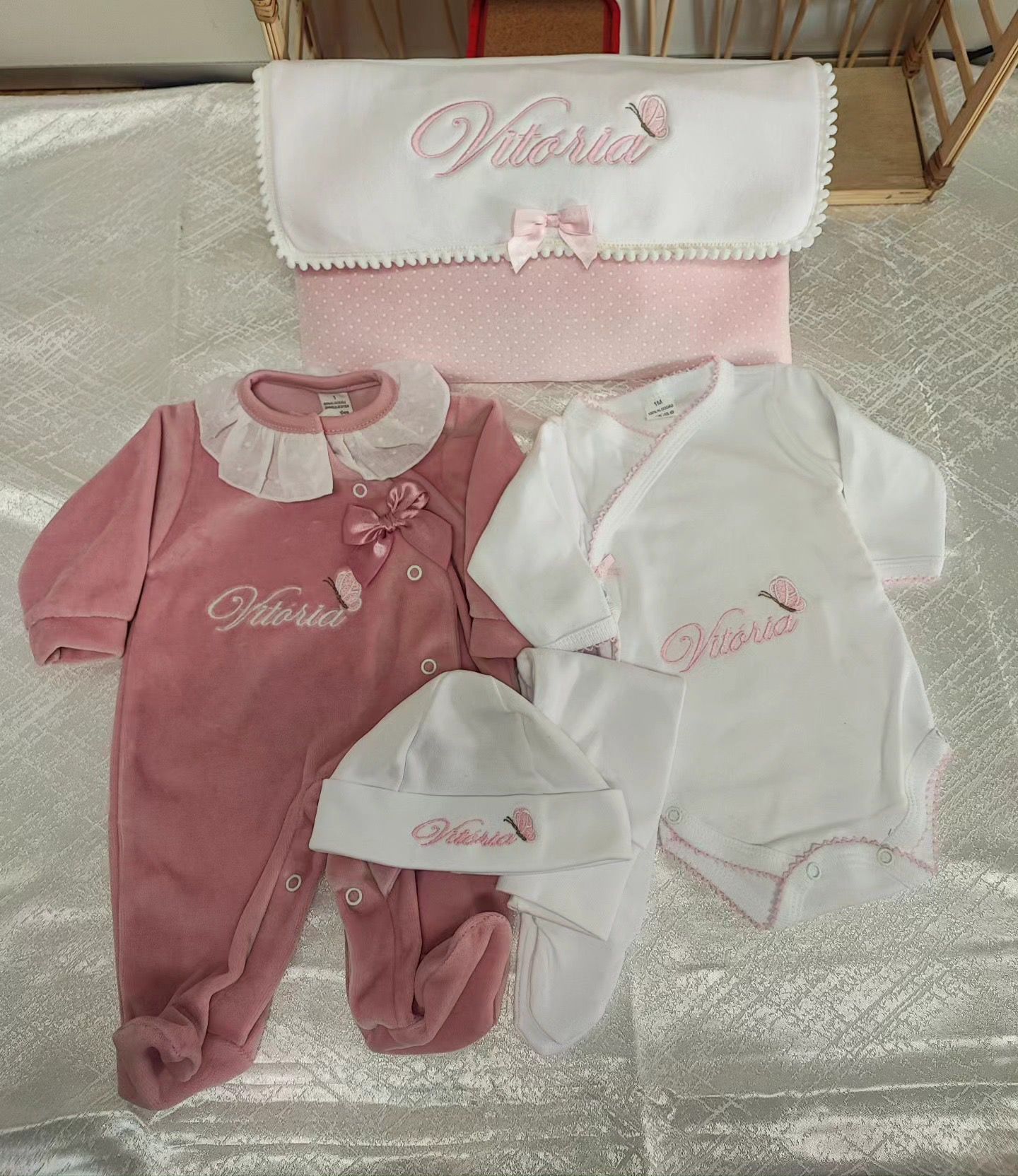 Peça bordada personalizada para bebé
