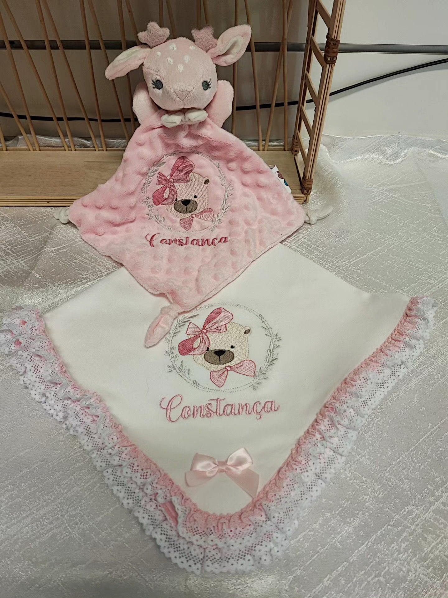 Peça bordada personalizada para bebé