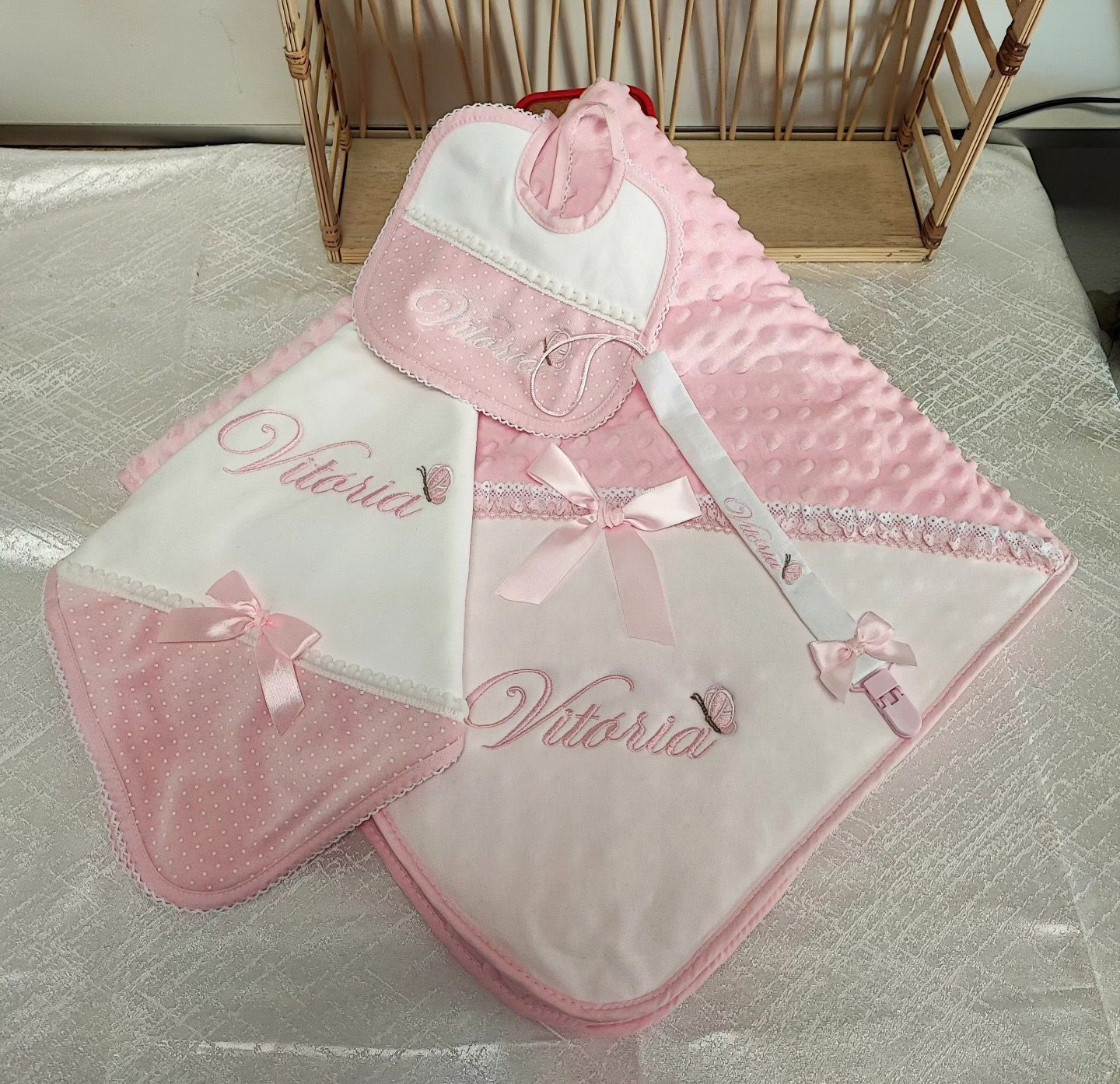 Peça bordada personalizada para bebé