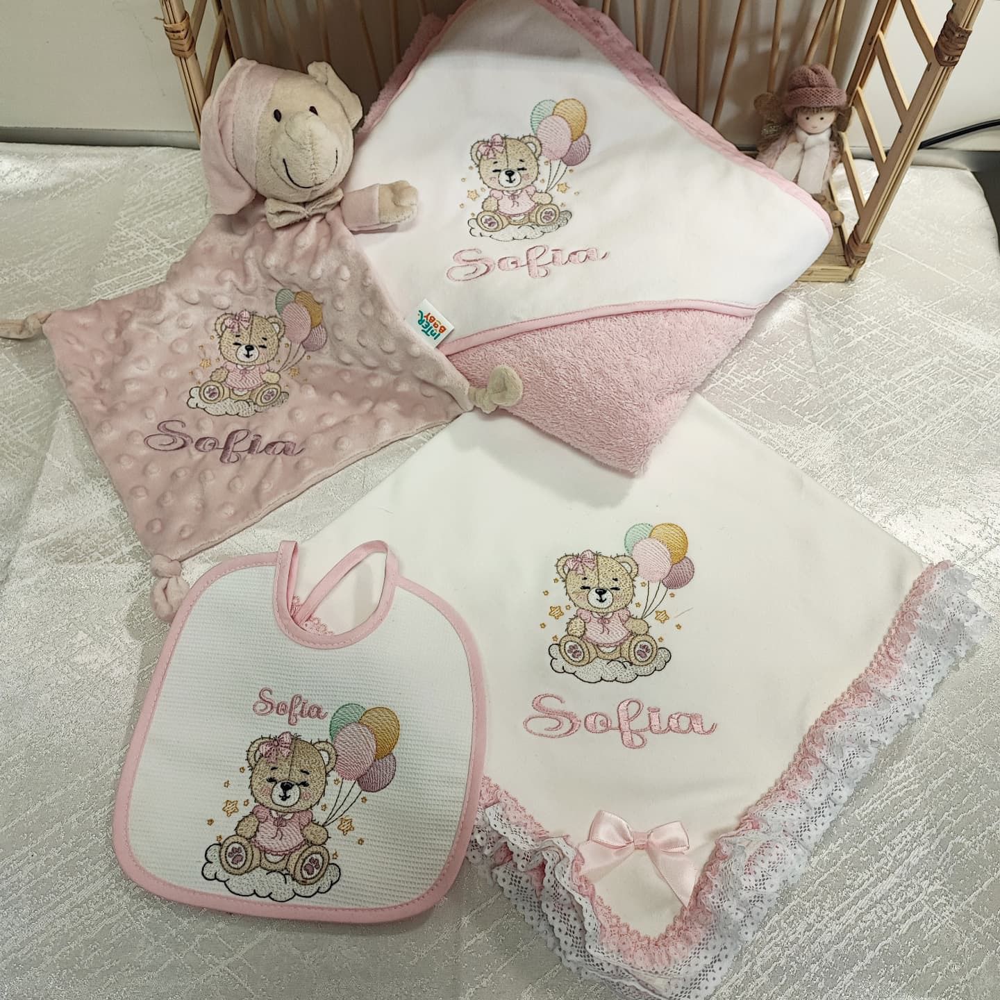 Peça bordada personalizada para bebé