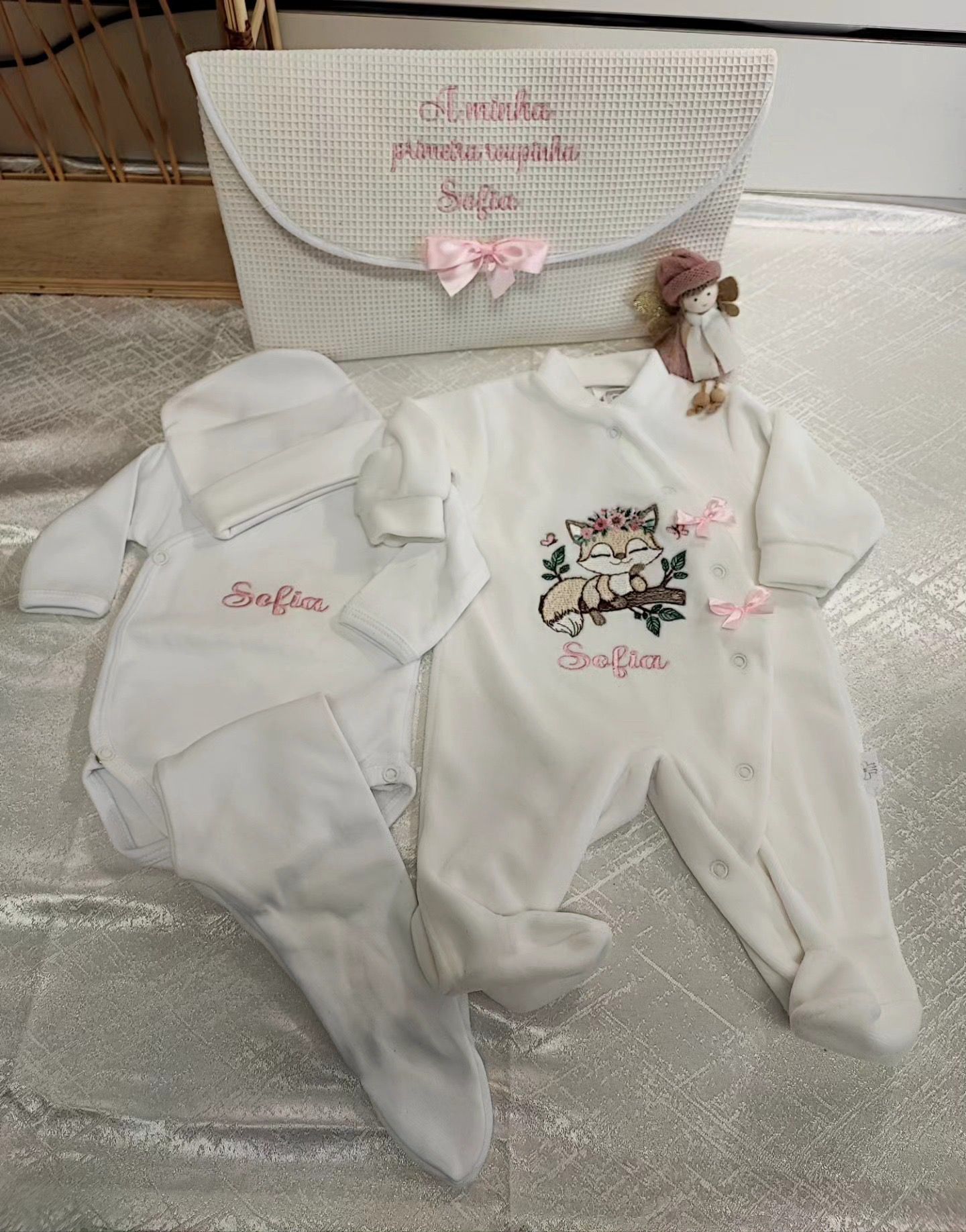 Peça bordada personalizada para bebé