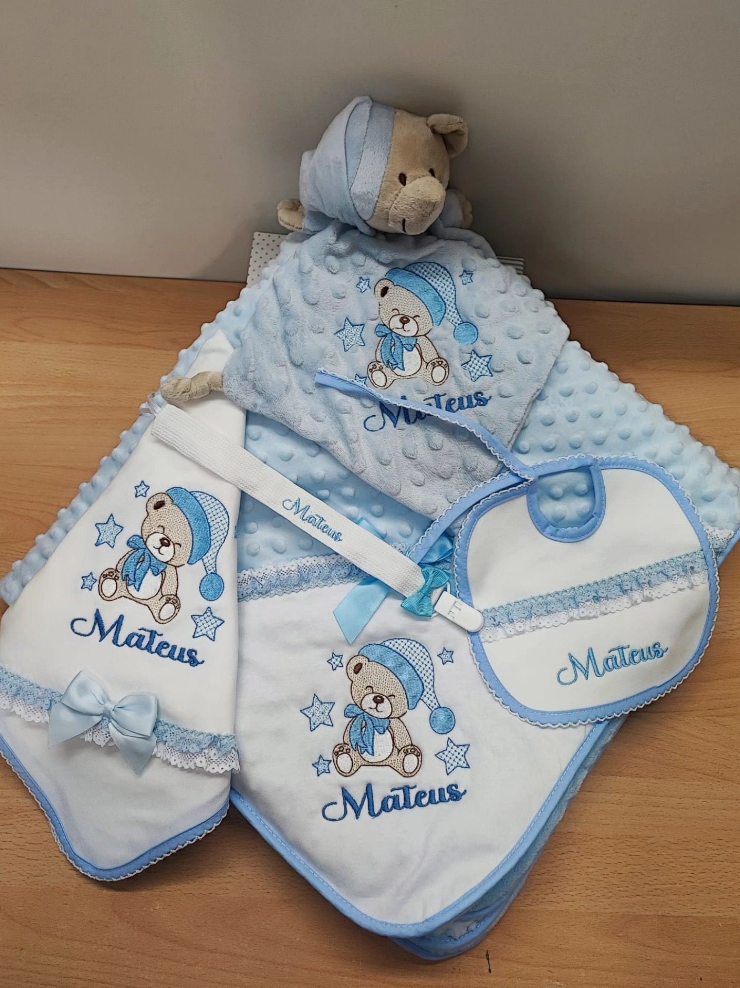 Peça bordada personalizada para bebé