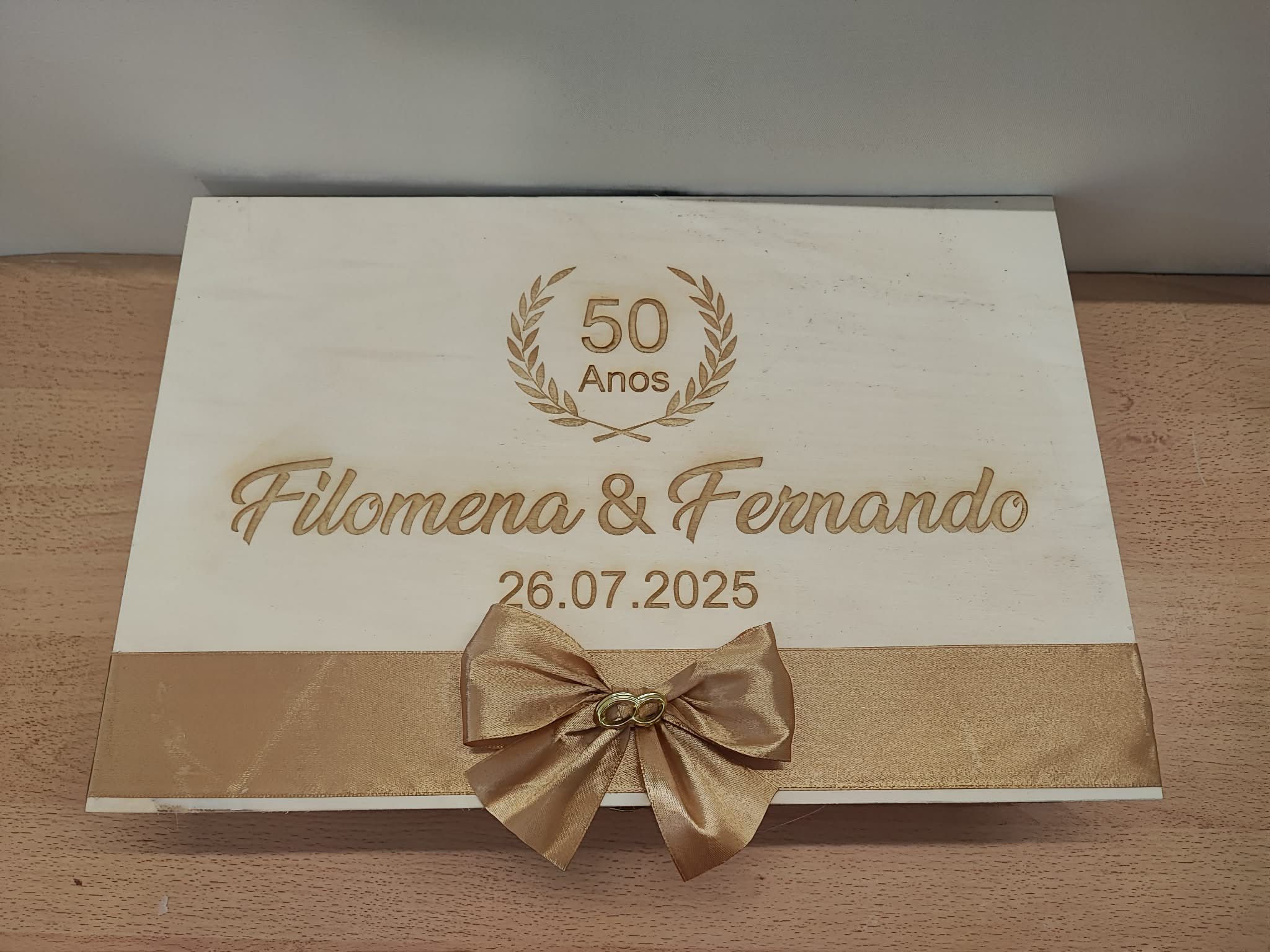 Peça personalizada para bodas de prata ou ouro