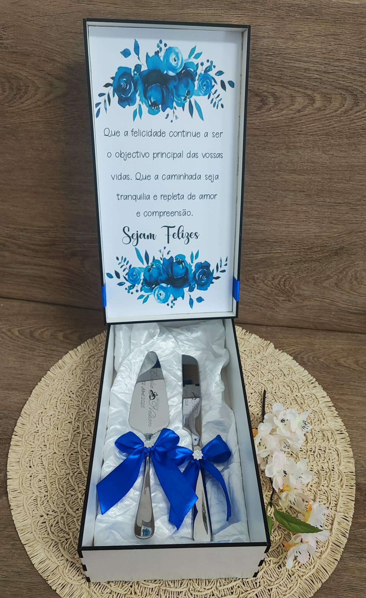 Caixa com conjunto de talheres para bolo de casamento