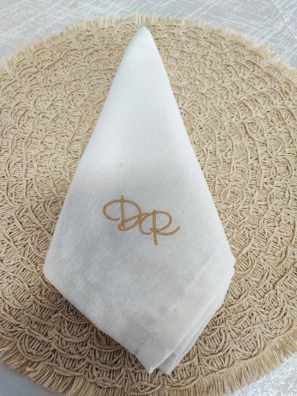 Guardanapo de linho bordado com monograma para casamento