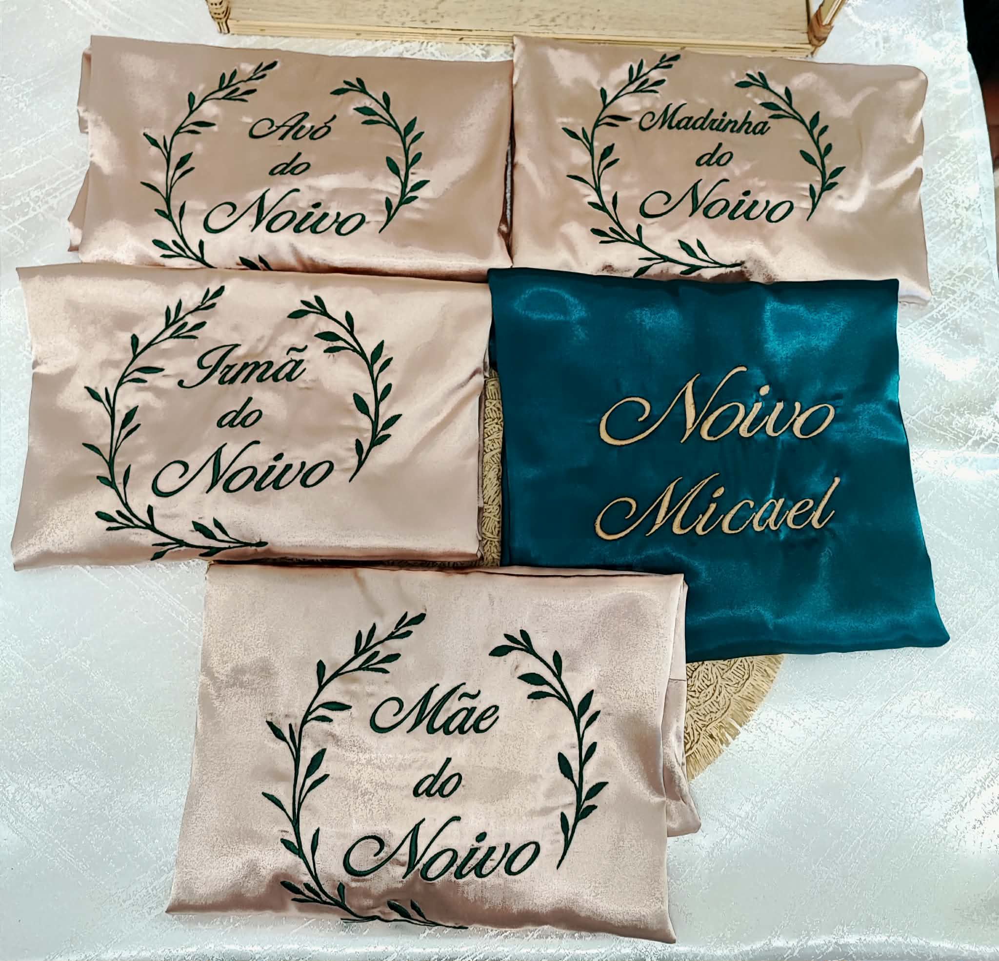 Robes de cetim bordados para os padrinhos e família dos noivos