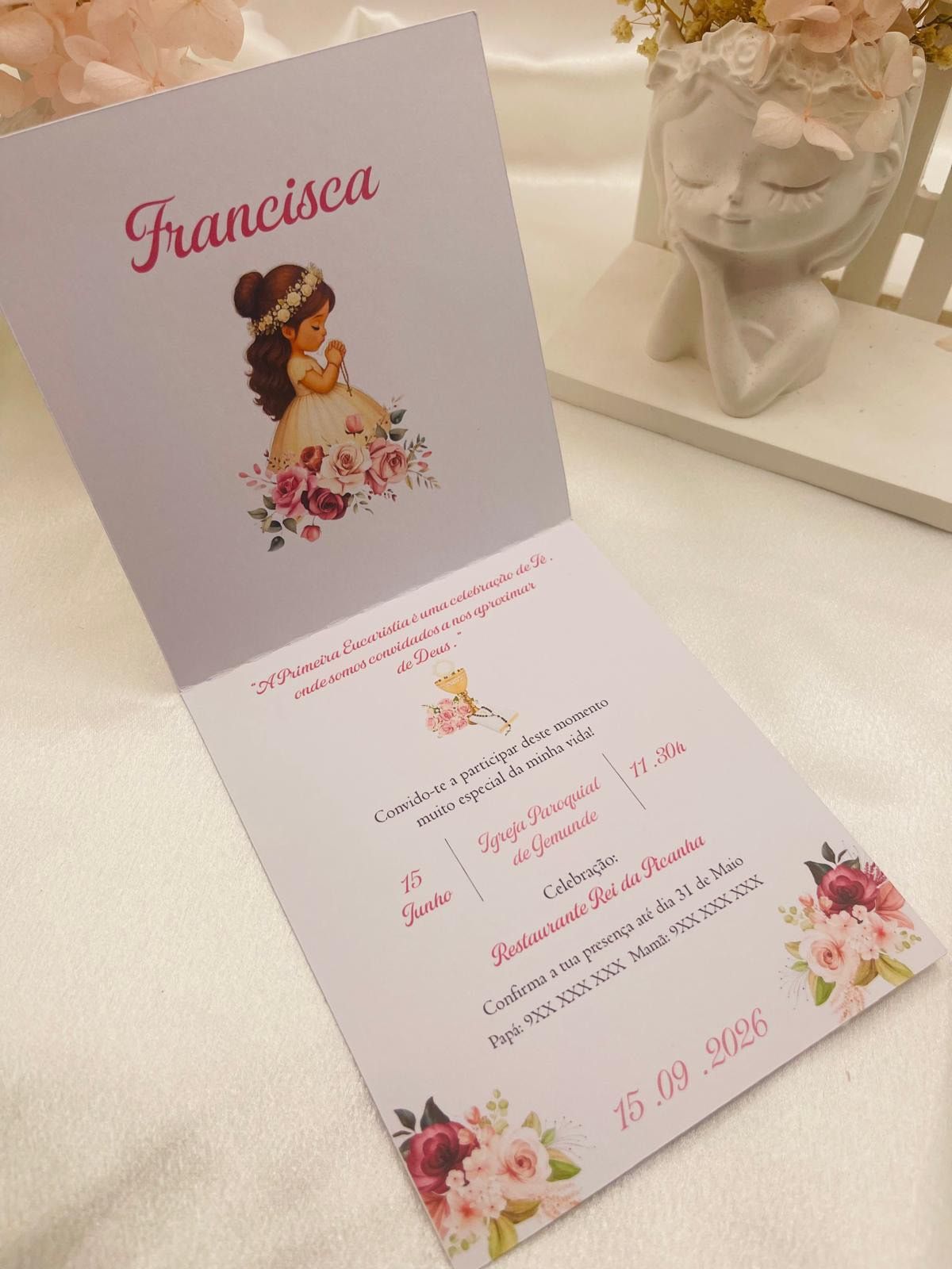 Convite de Primeira Comunhão floral com menina a rezar