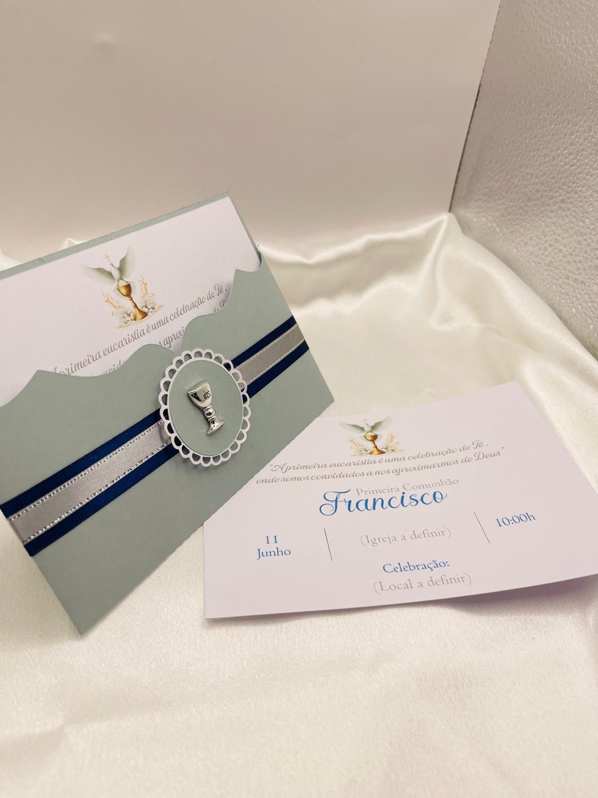 Convite de Primeira Comunhão com fitas e medalhão de cálice
