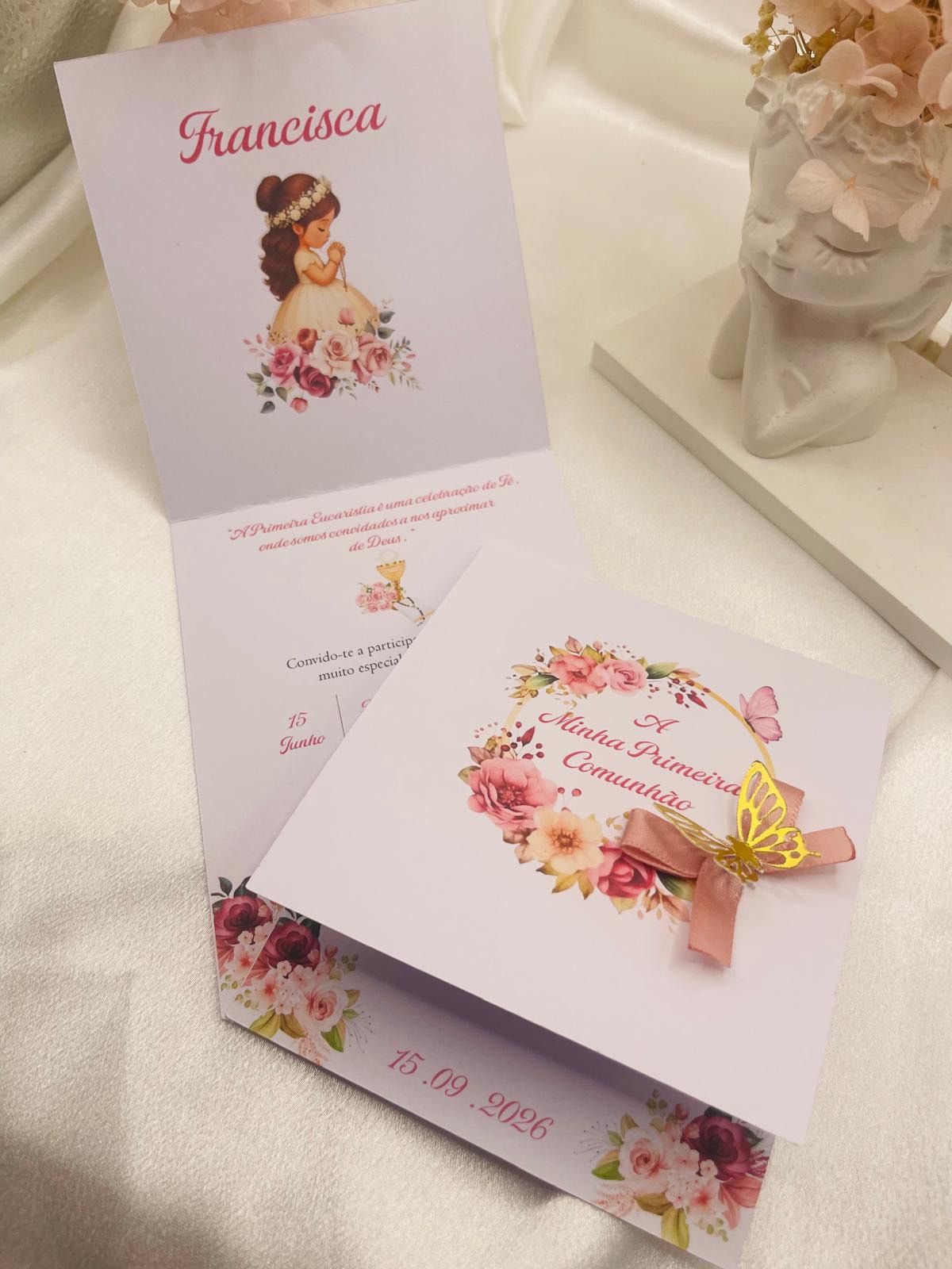 Convite de Primeira Comunhão floral com borboleta e laço rosa