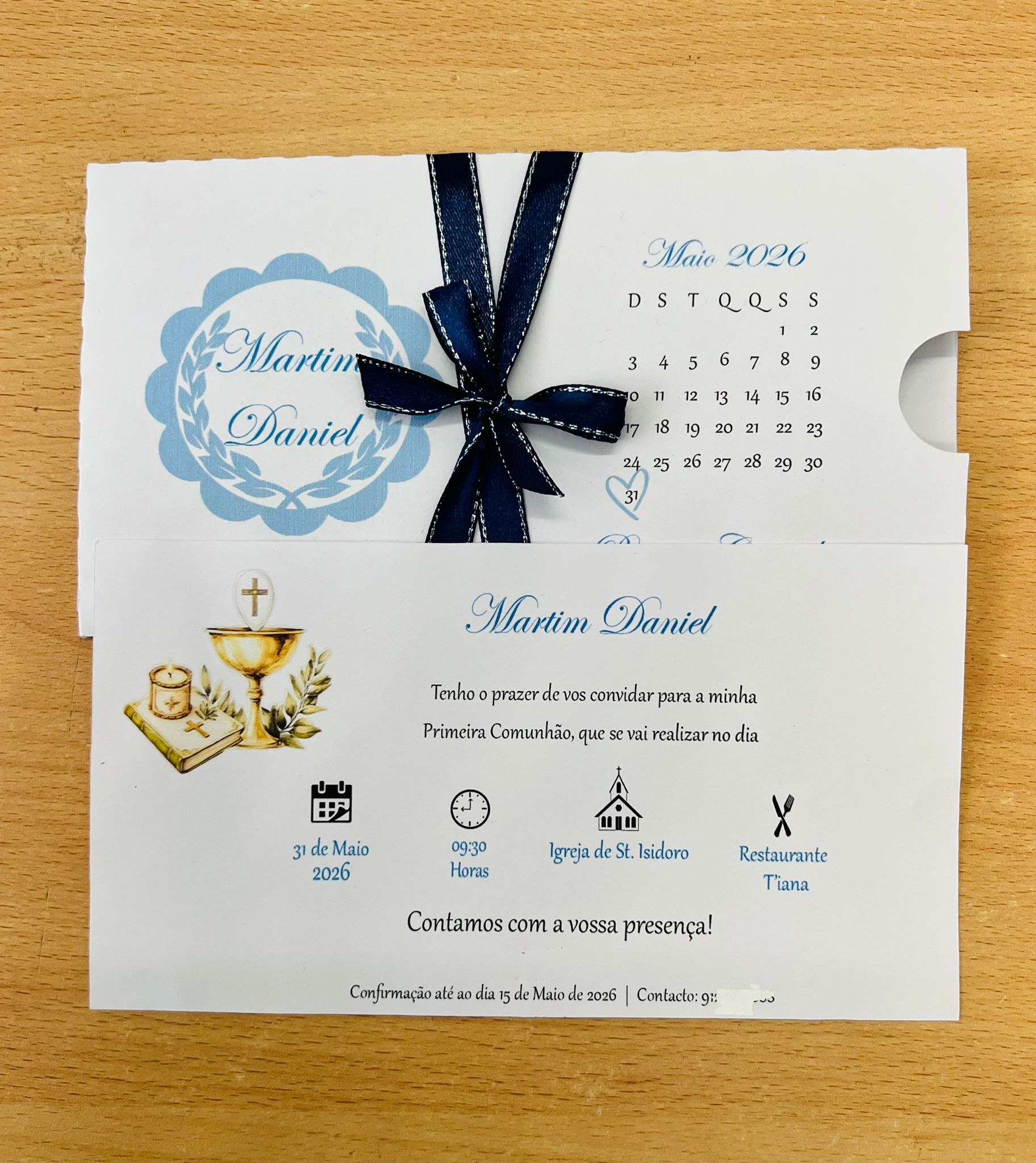 Convite de Primeira Comunhão com calendário e fita azul-marinho