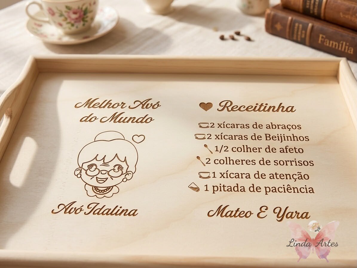 Pormenor do tabuleiro de madeira gravado com receita para a avó