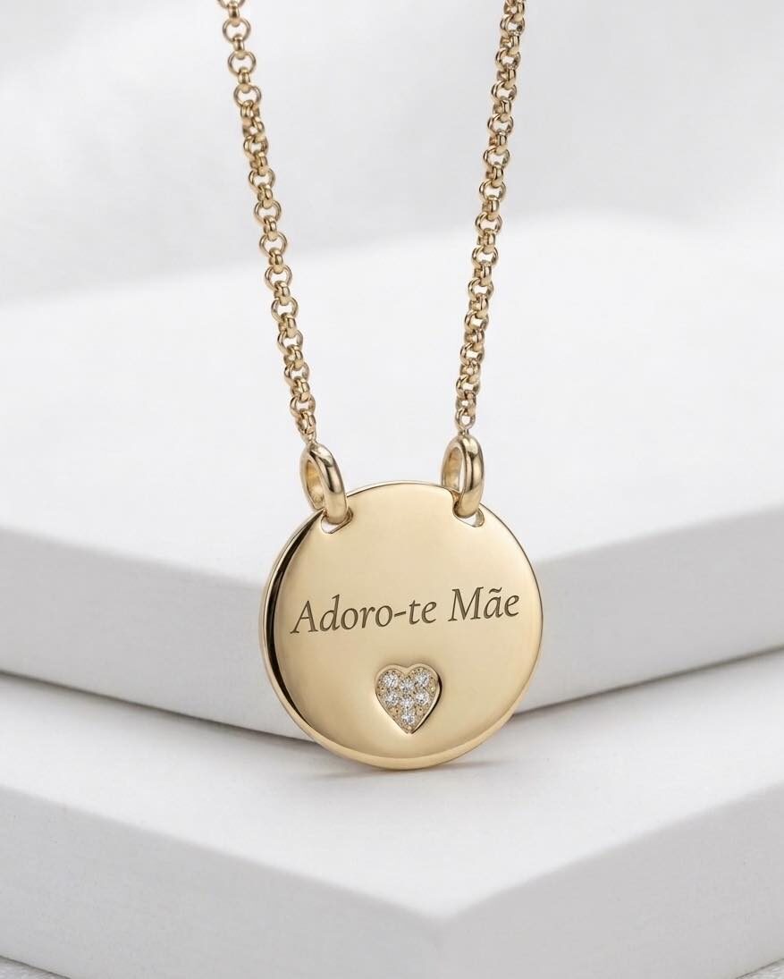 Medalhão dourado gravado — Adoro-te Mãe