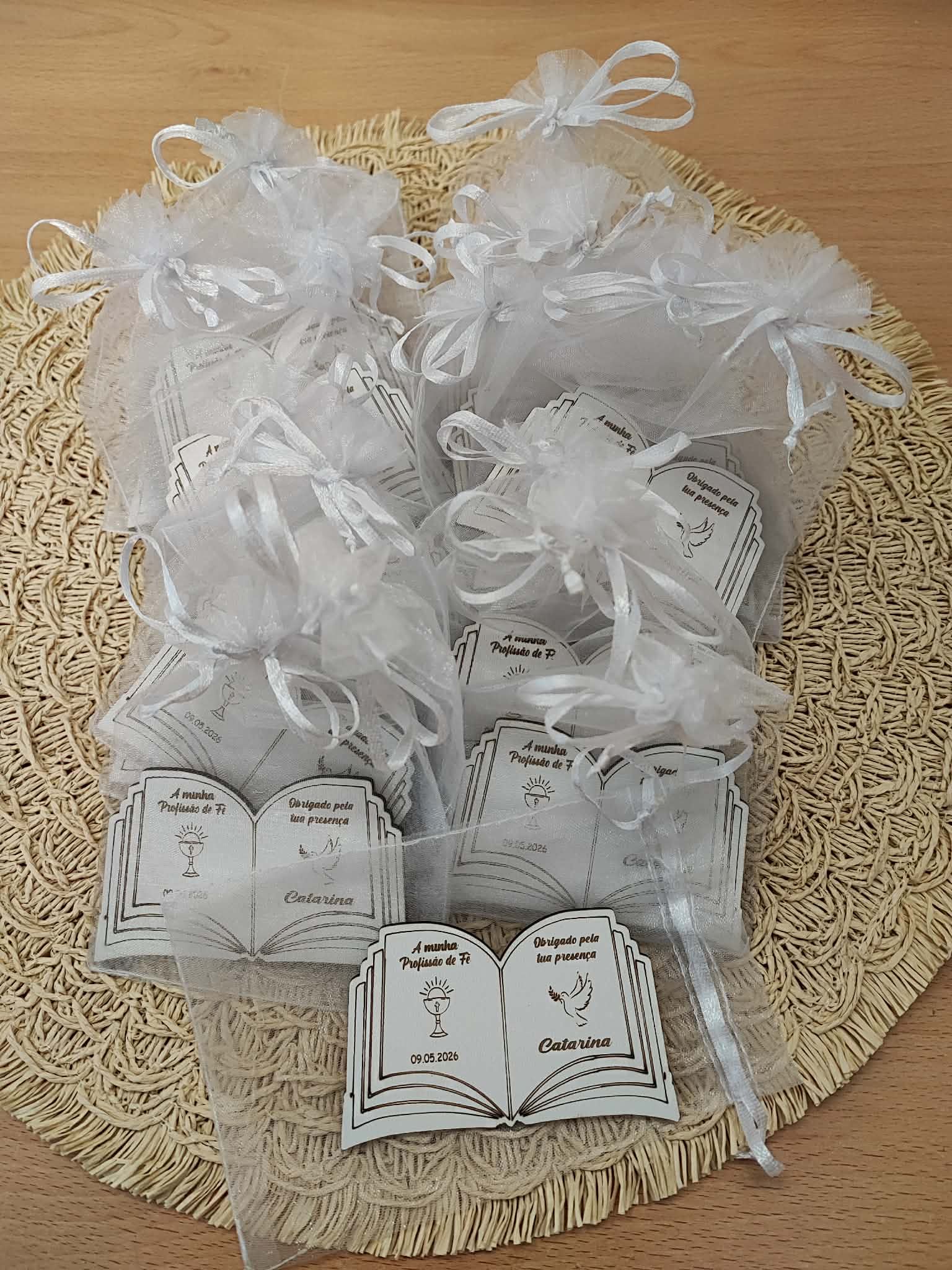 Lembranças de Profissão de Fé em forma de livro com saco de organza
