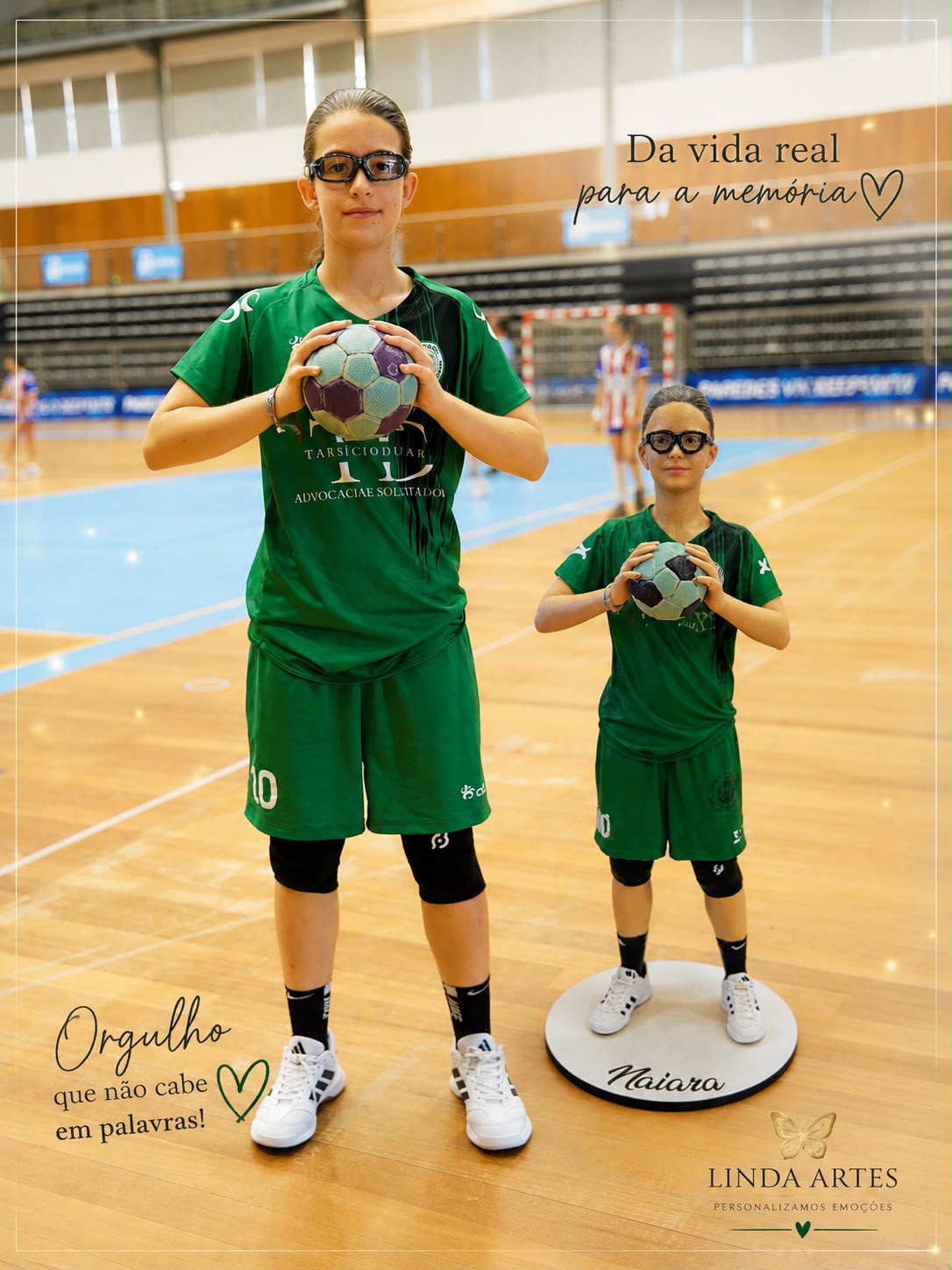 Figura 3D de uma jogadora de andebol com equipamento, bola e óculos, ao lado da atleta real