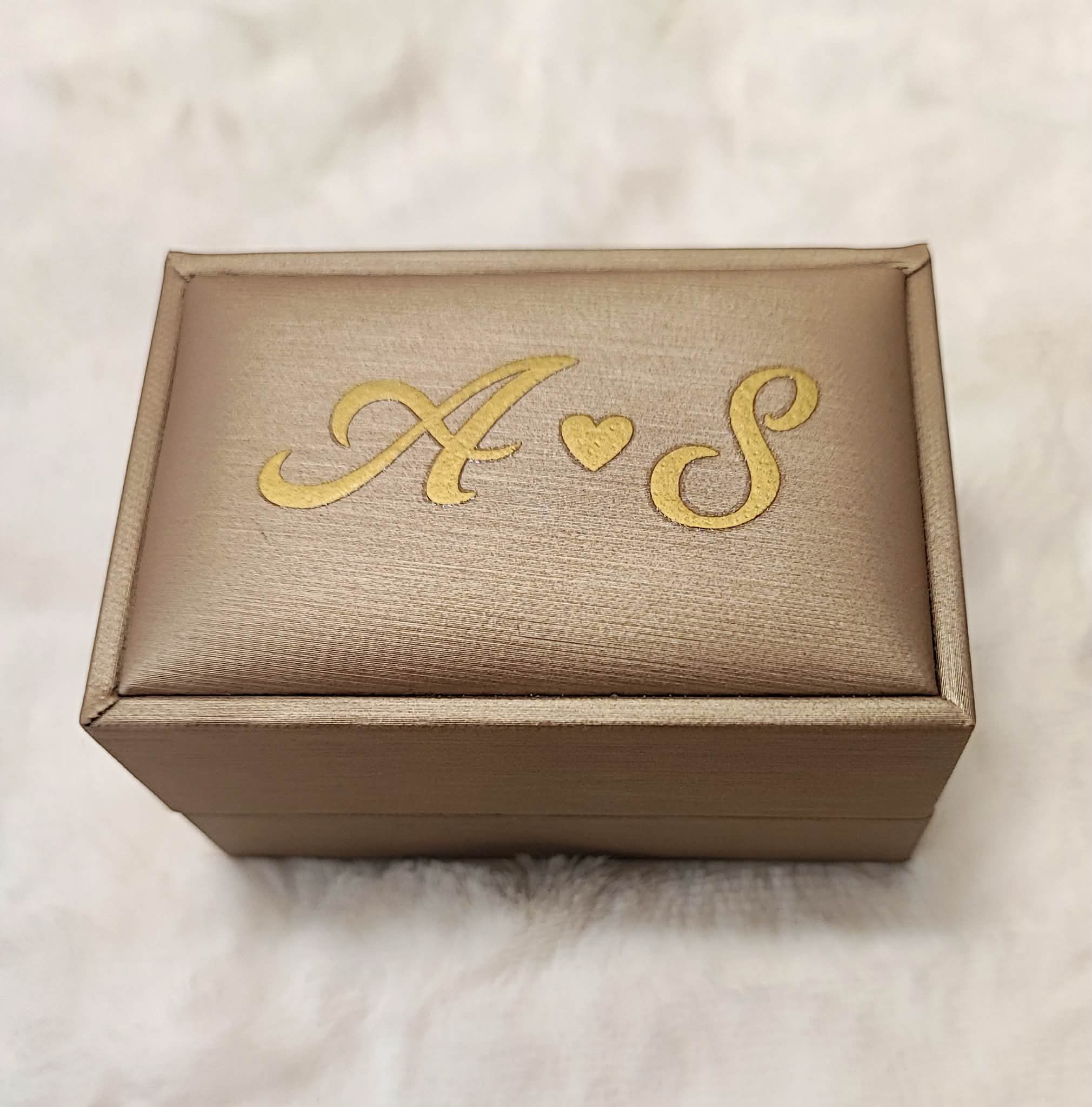 Caixa personalizada com iniciais do casal